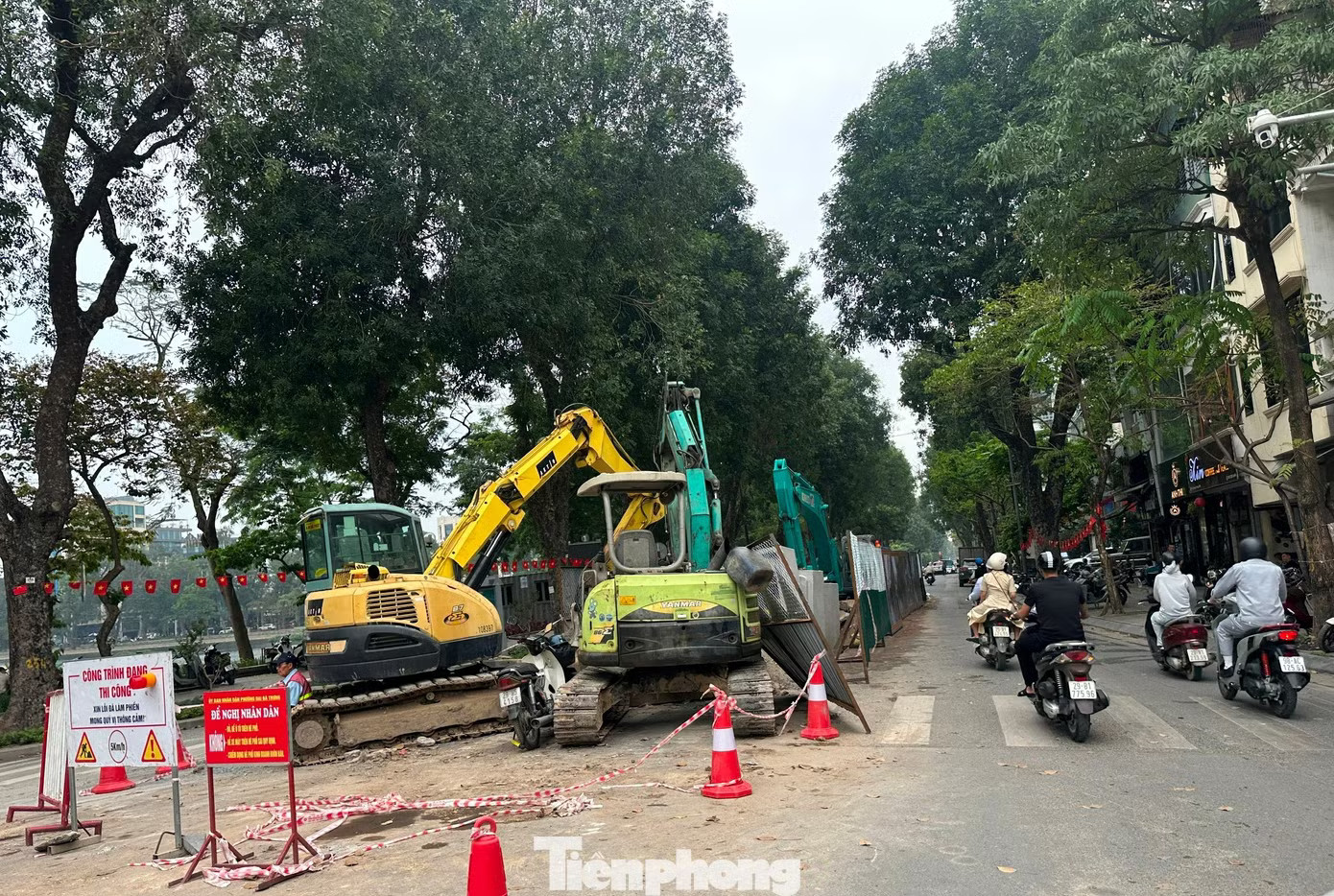Rào chắn đang tồn tại trên đường Quang Trung phục vụ thi công dự án chống ngập Hà Nội phân luồng giao thông tại các tuyến phố có rào chắn dự án chống ngập - Ảnh 1.