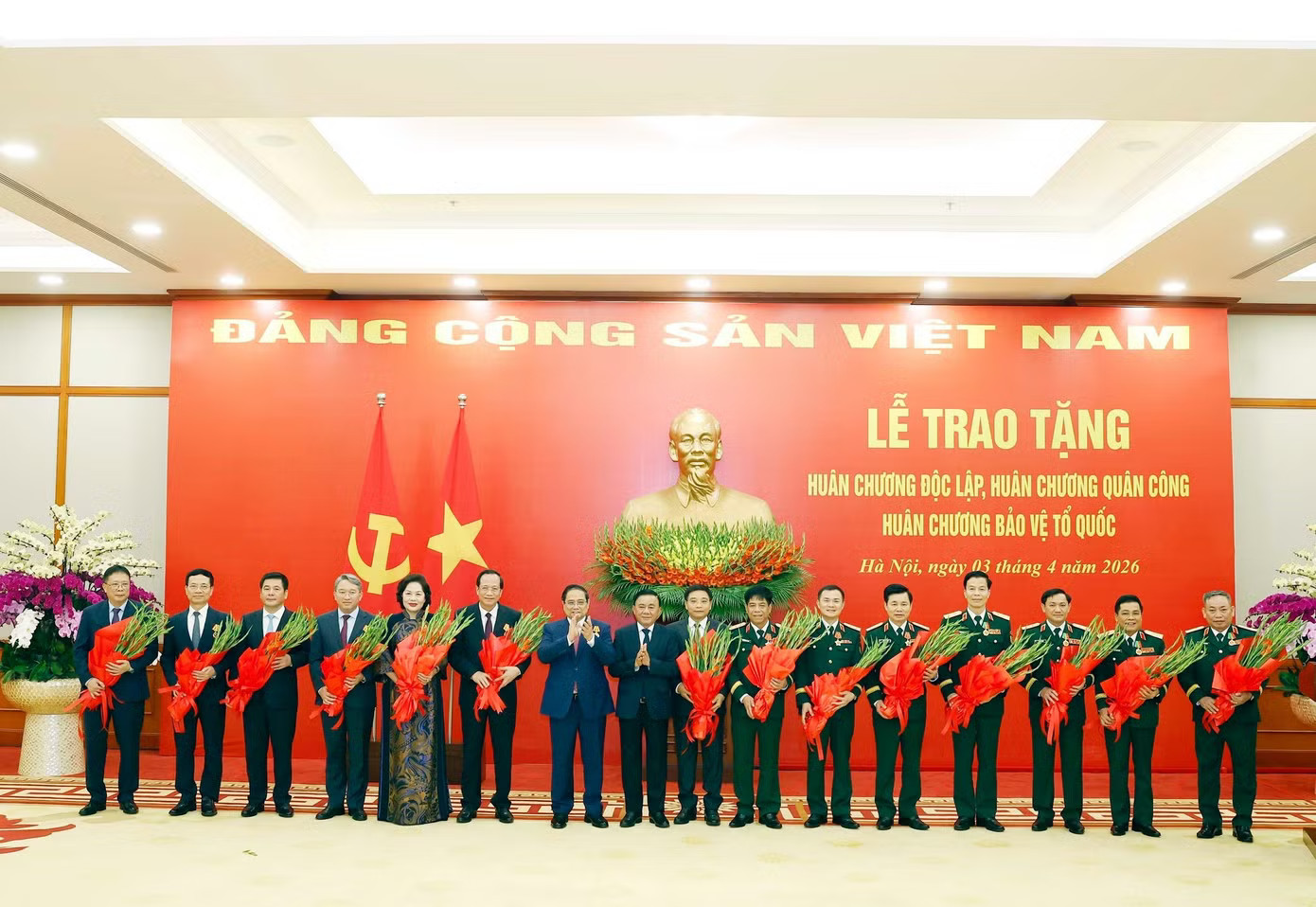 Chủ tịch nước Lương Cường, Thủ tướng Phạm Minh Chính, Bộ trưởng Phan Văn Giang nhận Huân chương cao quý - Ảnh 3.