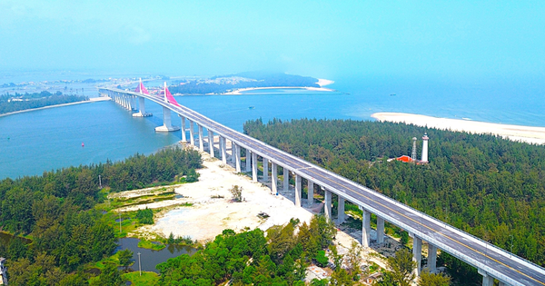 Chỉ 1 tháng nữa, cây cầu vượt biển dài nhất miền Trung chính thức thông xe, kết thúc hơn 100 năm di chuyển bằng đò của người dân đôi bờ