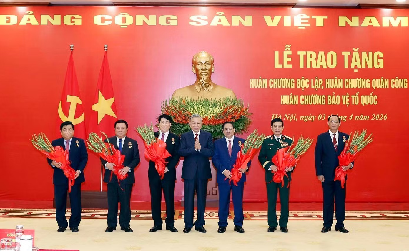 Chủ tịch nước Lương Cường, Thủ tướng Phạm Minh Chính, Bộ trưởng Phan Văn Giang nhận Huân chương cao quý - Ảnh 1.