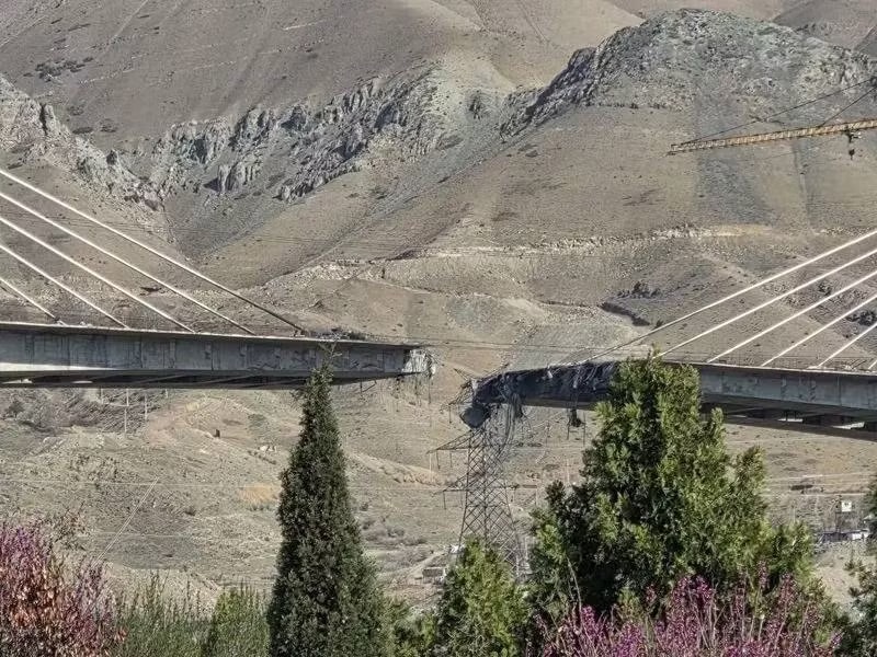 Tổng thống Mỹ cảnh báo Iran sau vụ tấn công cây cầu quan trọng - Ảnh 3.