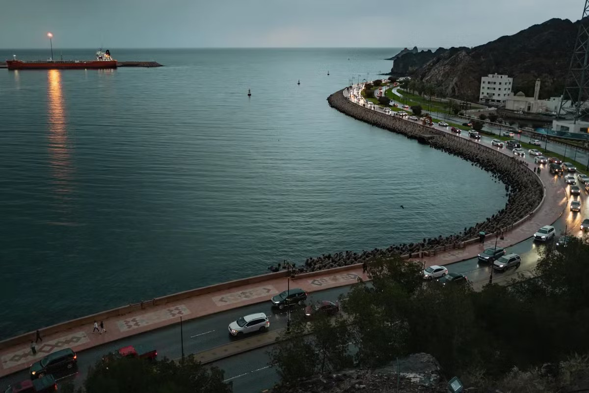 Khu vực bờ biển Oman. (Ảnh: Bloomberg) Né tuyến Iran kiểm soát, ba con tàu mở lối đi táo bạo qua eo biển Hormuz - Ảnh 1.
