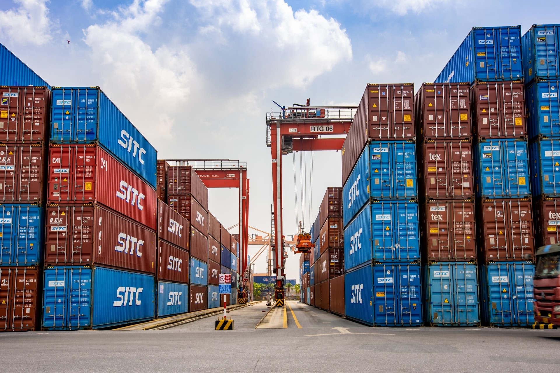 Doanh nghiệp sàn HoSE đặt mục tiêu lãi kỷ lục 2026, chia cổ tức tiền mặt tối thiểu 70%