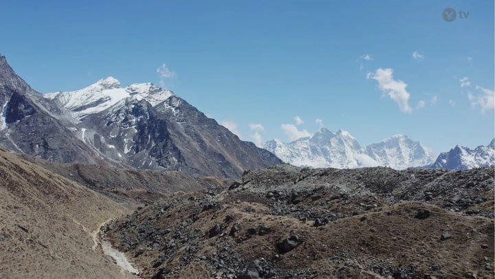 Vạch trần đường dây lừa đảo hơn 500 tỷ đồng trên đỉnh Everest: Bỏ thuốc du khách, ép bay trực thăng, vài nghìn người mắc bẫy - Ảnh 1.