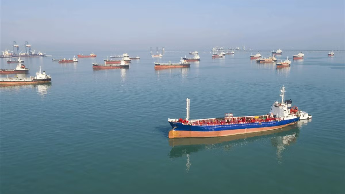 Nhiều tàu chở dầu đang tránh eo biển Hormuz sau các cuộc tấn công chung của Mỹ và Israel vào Iran, một số tàu đã dừng lại hoặc đổi hướng giữa những cảnh báo rằng tuyến đường thủy này có thể không an toàn. Ảnh: iStock. Iran phân loại quốc gia để kiểm soát Hormuz, tàu châu Âu đầu tiên đi qua eo biển - Ảnh 1.
