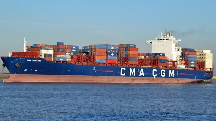 Tàu container mang tên CMA CGM Kribi, treo cờ Malta nhưng thuộc sở hữu của tập đoàn vận tải Pháp CMA CGM, vừa an toàn đi qua eo biển Hormuz. Ảnh: Financial Times. Iran phân loại quốc gia để kiểm soát Hormuz, tàu châu Âu đầu tiên đi qua eo biển - Ảnh 4.