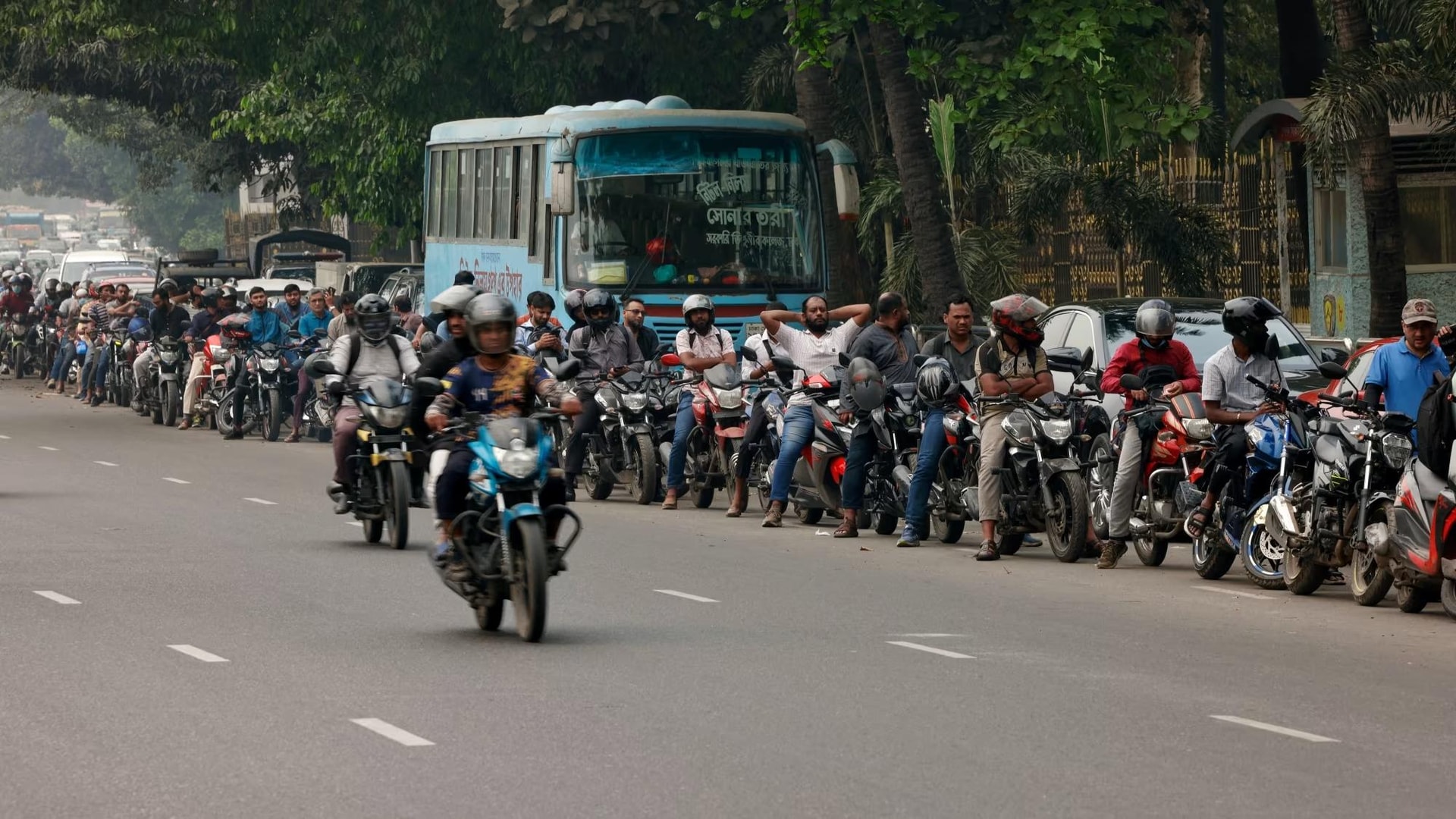 Quốc gia châu Á thiếu xăng trầm trọng: Dân xếp hàng từ tờ mờ sáng để mua vài lít xăng, có tiền cũng không mua được