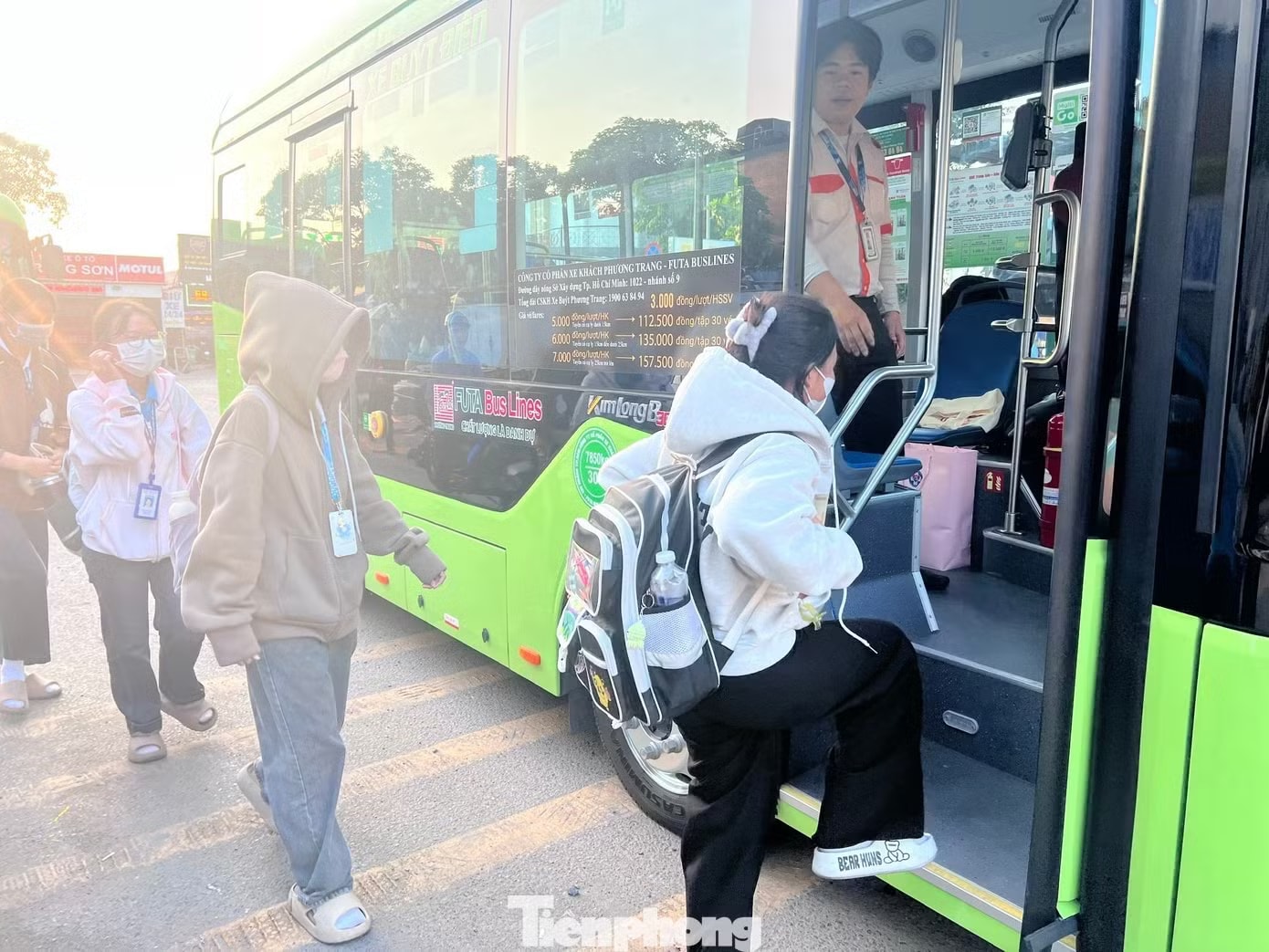 Học sinh, sinh viên là nhóm hành khách chủ lực, thường xuyên sử dụng xe buýt trong hoạt động đi lại hằng ngày tại TPHCM. Ảnh: Uyên Phương TPHCM miễn phí xe buýt: 'Cú hích' đủ lớn để người dân rời xe cá nhân? - Ảnh 1.