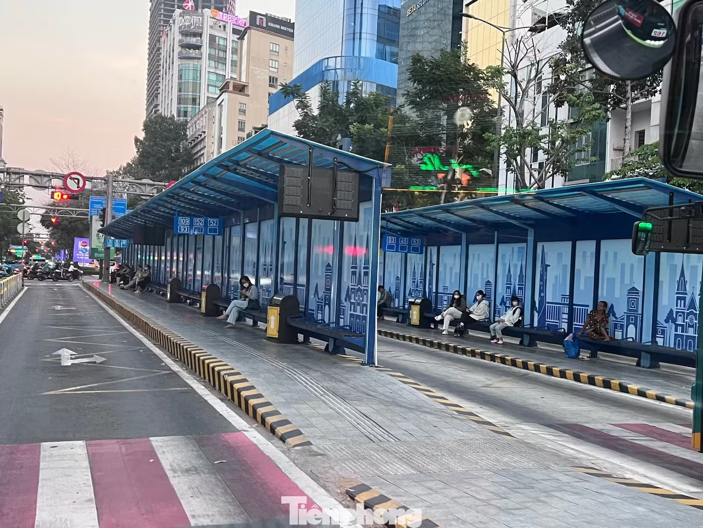 Khu vực trung tâm TPHCM đang được bố trí nhiều trạm dừng, nhà chờ xe buýt để phục vụ hành khách. Ảnh: Uyên Phương TPHCM miễn phí xe buýt: 'Cú hích' đủ lớn để người dân rời xe cá nhân? - Ảnh 3.