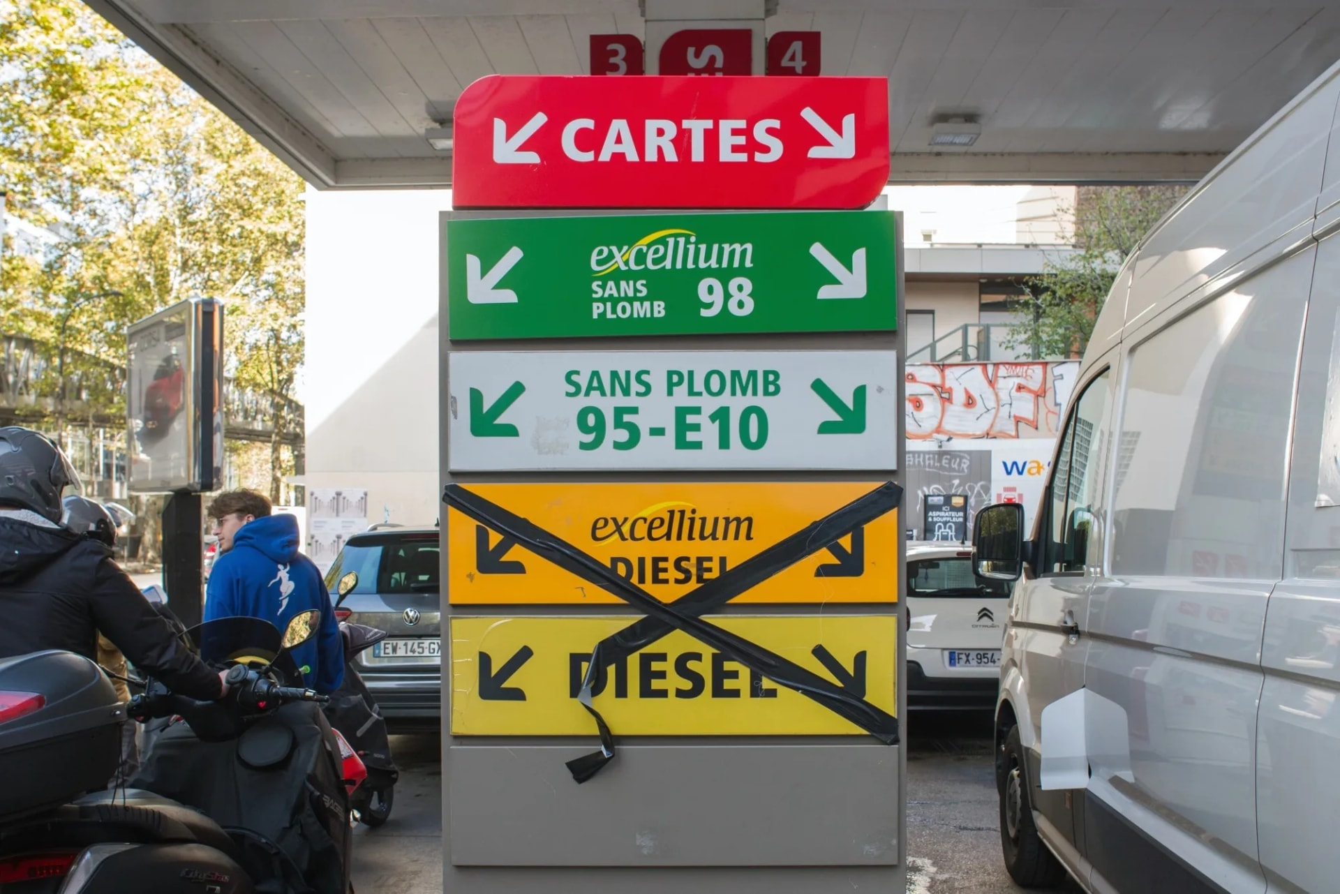 Giá diesel tăng sốc: Châu Âu bị 'rút xương sống' giao thông, có nước dè sẻn từng giọt dầu