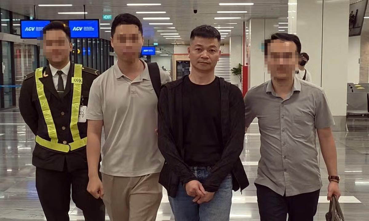 Truy bắt thành công Nguyễn Tài Minh - cầm đầu đường dây lừa đảo Sky Media, ngay tại sân bay - Ảnh 1.