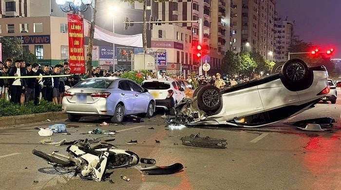 Khởi tố tài xế Lexus gây tai nạn liên hoàn 5 ô tô, xe máy ở Hà Nội - Ảnh 1.