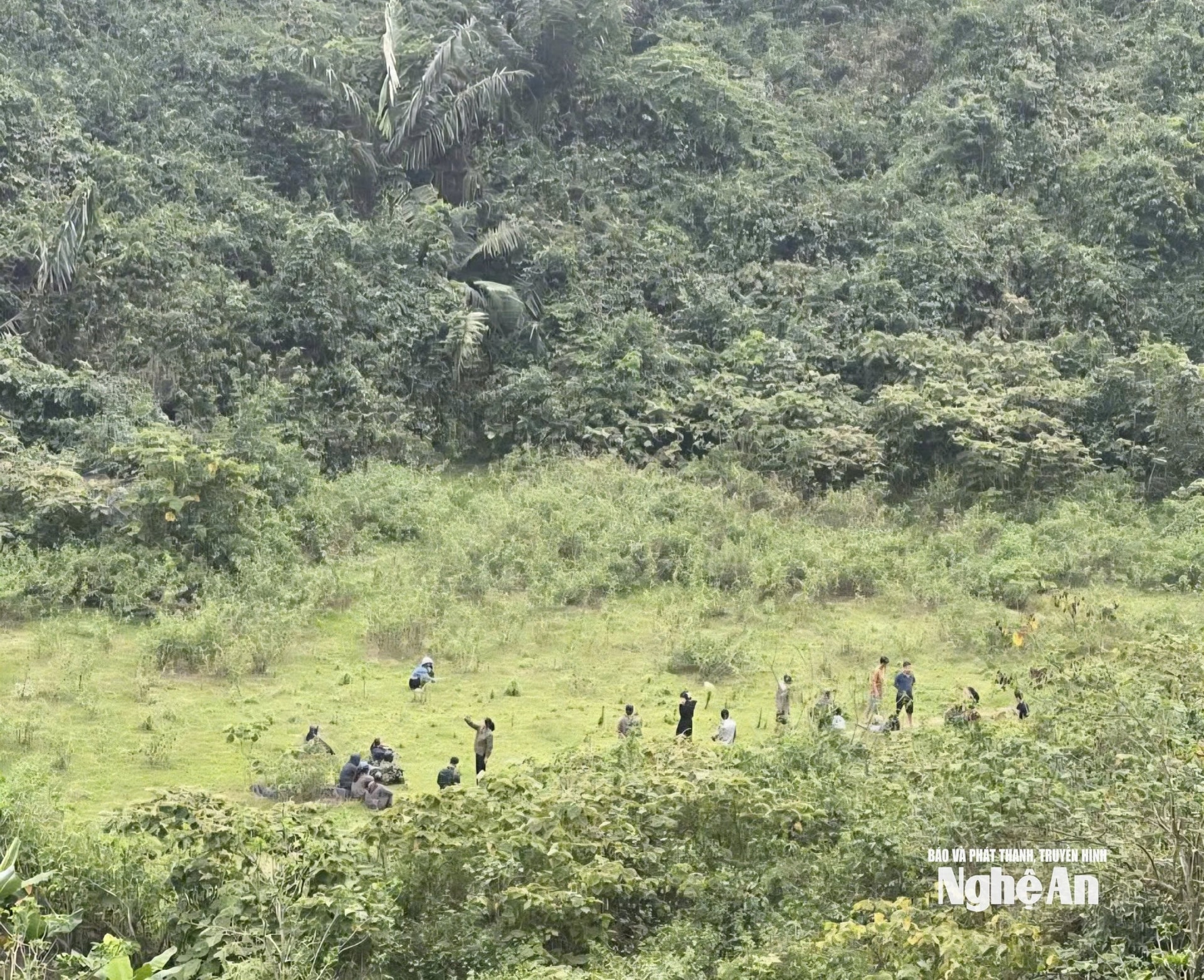 Huy động hơn 200 người cùng flycam tìm kiếm ông Lê Văn Dương, 56 tuổi