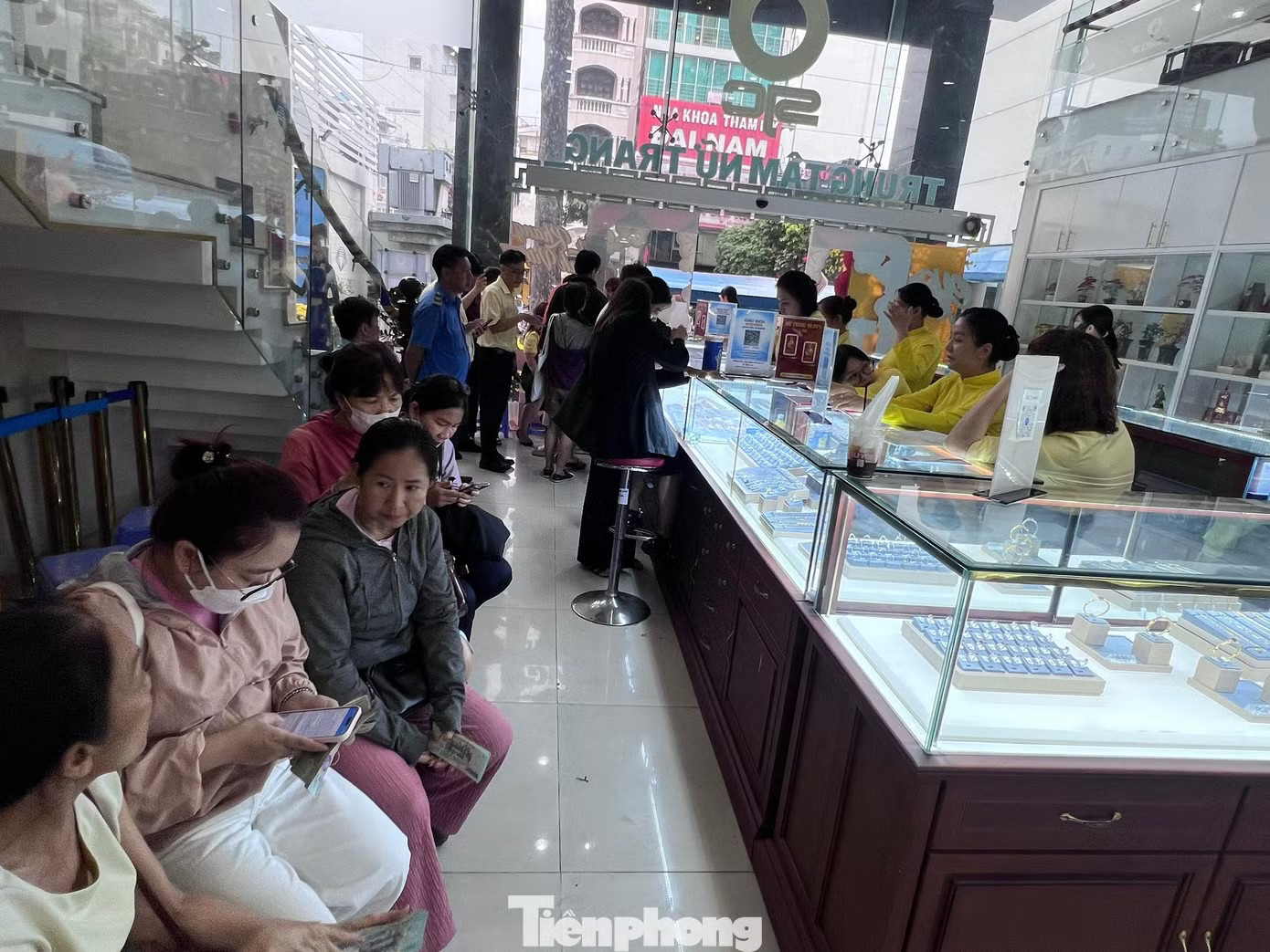 Xếp hàng chờ mua vàng ở TPHCM. Cảnh báo 'sập bẫy' mua vàng trên mạng - Ảnh 2.