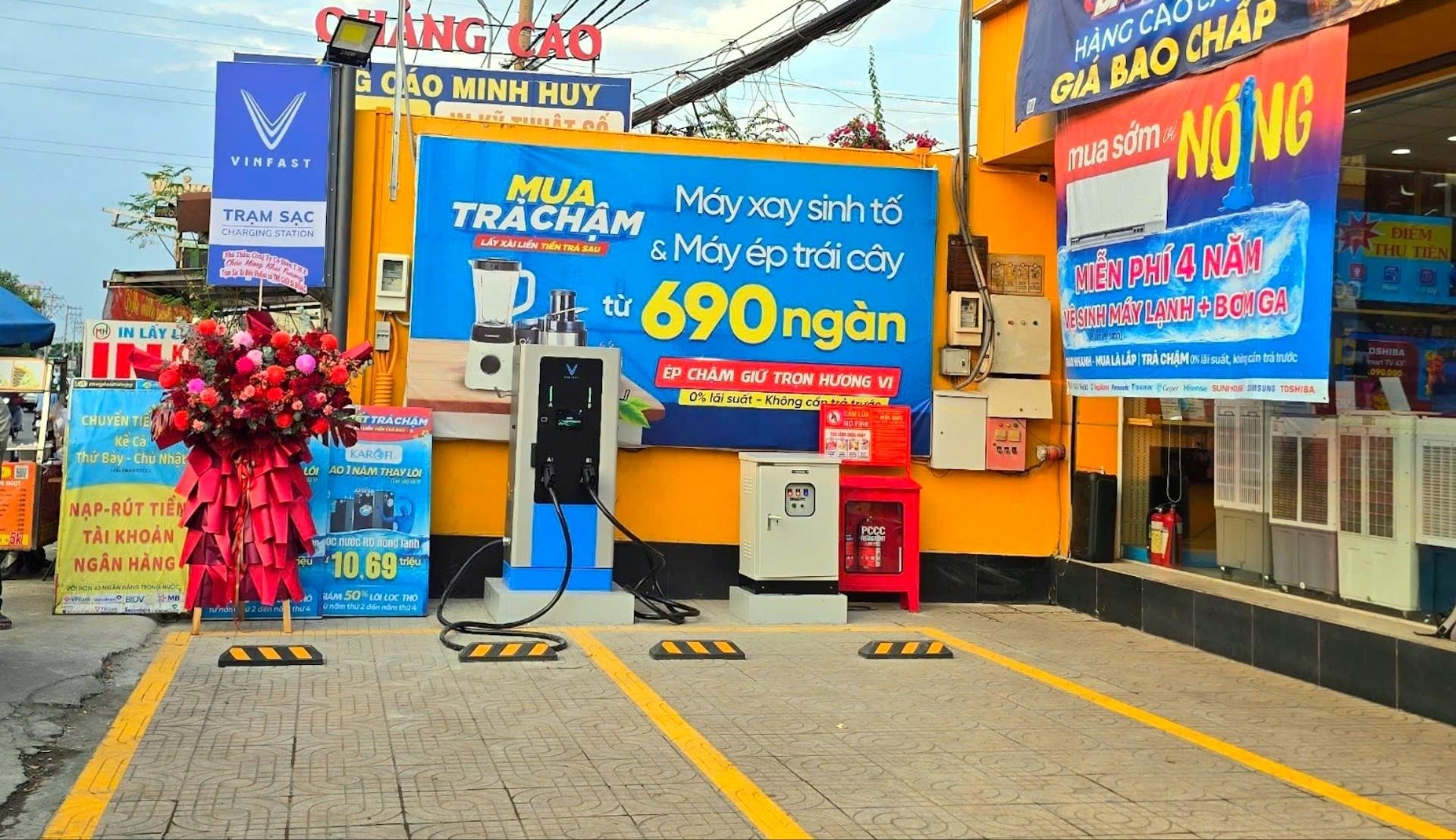 8.000 nhân sự Thế Giới Di Động hoàn tất lắp đặt hơn 3.000 trạm sạc, tủ đổi pin của tỷ phú Phạm Nhật Vượng