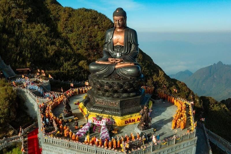 Trên 'nóc nhà Đông Dương', người Việt dựng nên tượng làm từ 50 tấn đồng nguyên khối, chính thức xác lập kỷ lục kỳ vĩ nhất châu Á