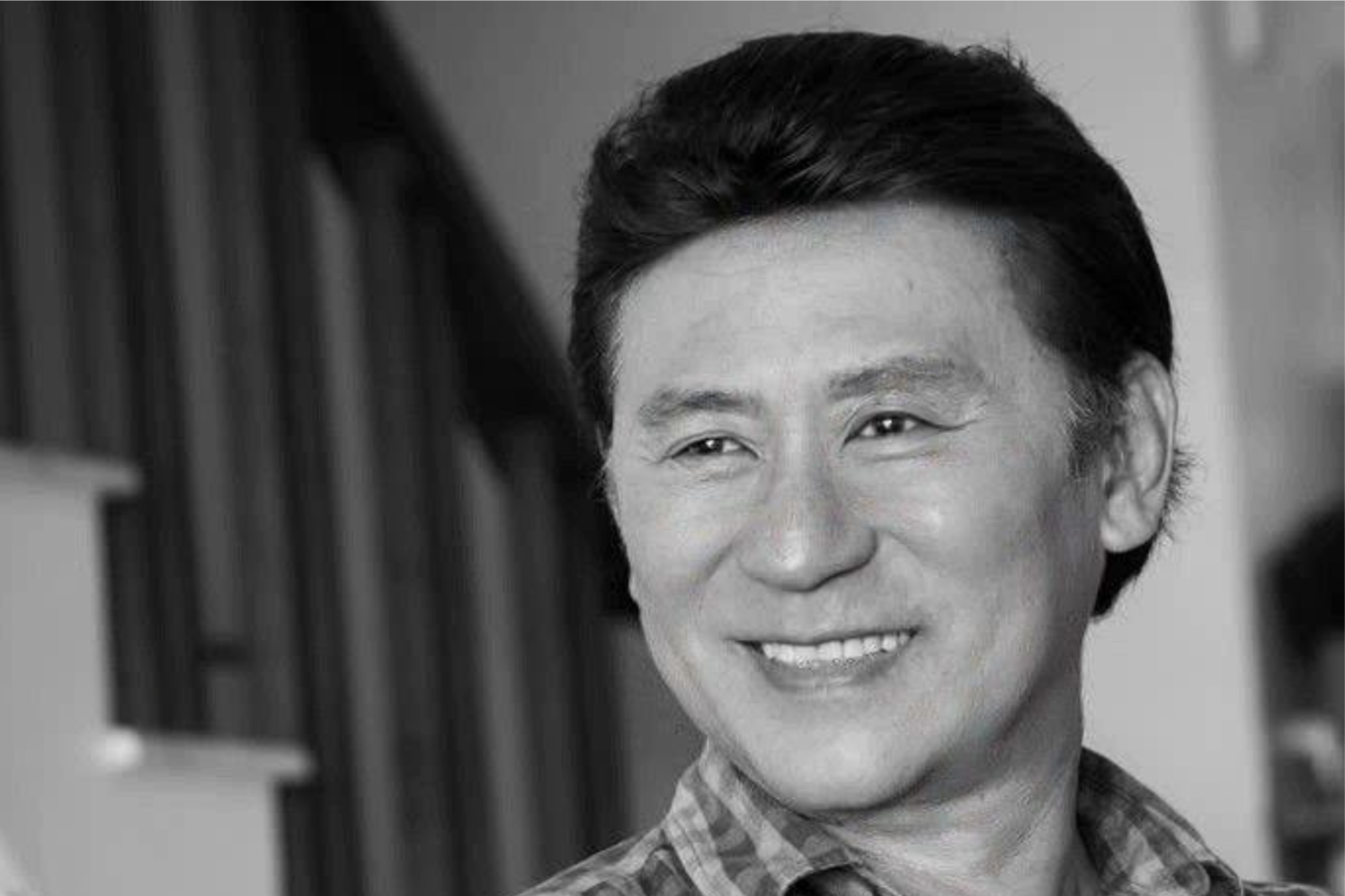 NSND là 'ông hoàng nhạc đỏ' nổi tiếng Việt Nam: Từng ước mơ làm phi công, trốn viện đi hát sau ca mổ, có cuộc tình 'khúc cây gồ ghề' với giai nhân một thời