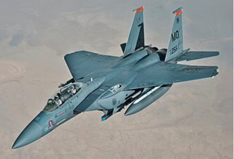 Một chiếc tiêm kích F-15 của Không quân Mỹ. (Ảnh: Wikipedia) Mỹ giải cứu sĩ quan F-15 mắc kẹt ở Iran như thế nào? - Ảnh 1.