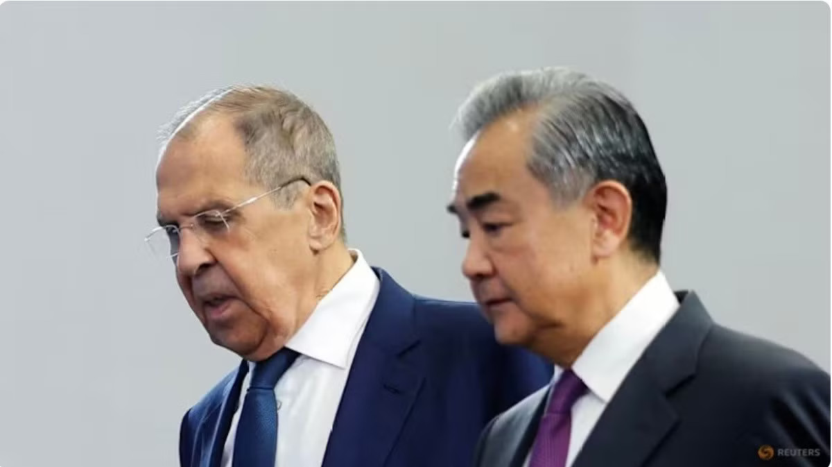 Ngoại trưởng Trung Quốc Vương Nghị (phải) và người đồng cấp Nga Sergei Lavrov. (Ảnh: Reuters) Trung Quốc sẵn sàng phối hợp với Nga để hạ nhiệt căng thẳng Trung Đông - Ảnh 1.
