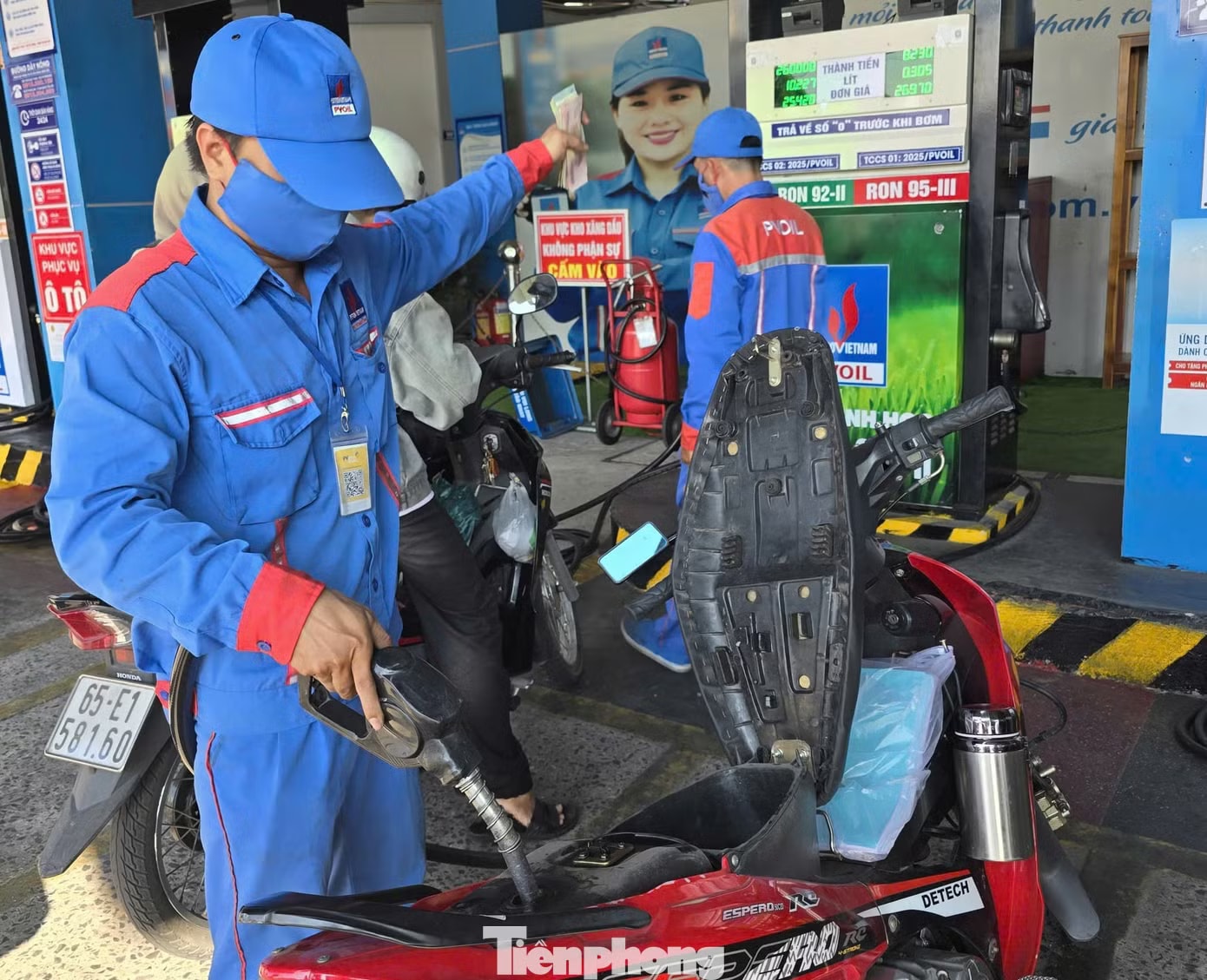 Giá xăng dầu tăng cao, vì sao chiết khấu có lúc 0 đồng? - Ảnh 2.