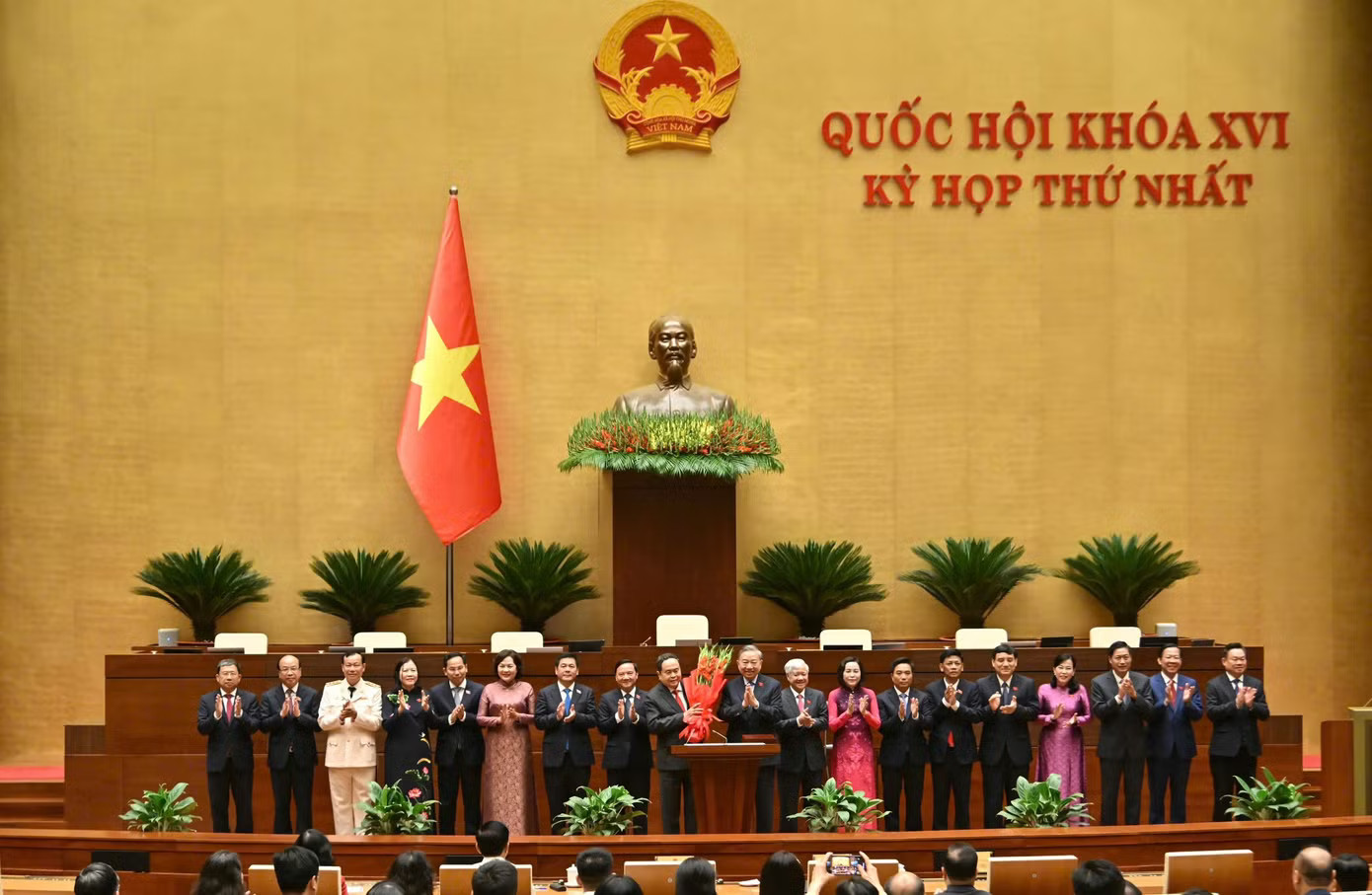 Lãnh đạo Đảng, Nhà nước tặng hoa chúc mừng các nhân sự vừa được Quốc hội bầu. Ảnh: Như Ý. 9 lãnh đạo các cơ quan của Quốc hội khóa XVI - Ảnh 1.