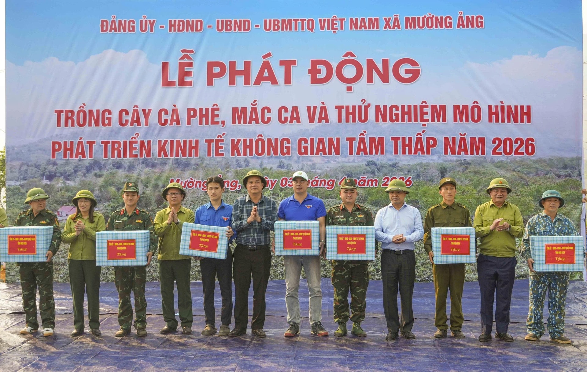 Lãnh đạo tỉnh và đại diện các lực lượng tham gia Lễ phát động 