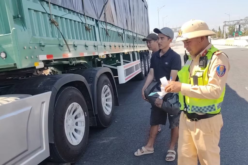 Xe dính loạt lỗi trên cao tốc, tài xế và chủ phương tiện bị phạt hơn 100 triệu đồng - Ảnh 1.