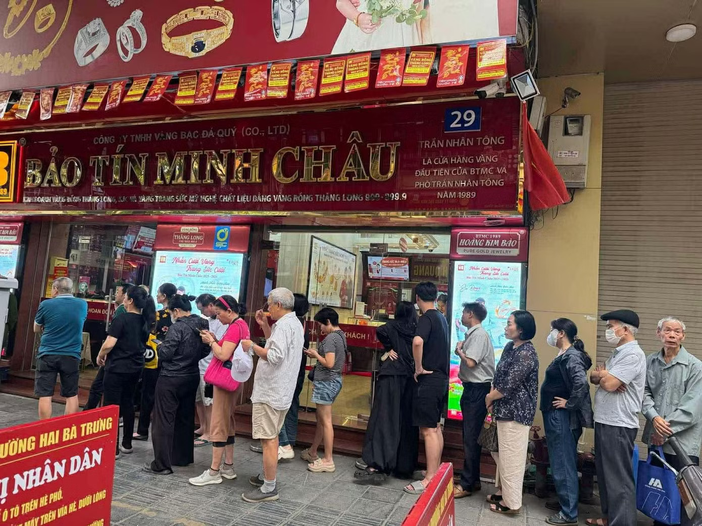 Hình ảnh người mua vàng xếp hàng sáng 6/4. Cảnh tượng lạ tại cửa hàng vàng Bảo Tín Minh Châu - Ảnh 1.