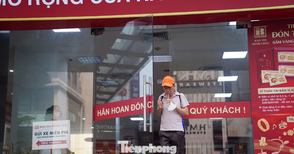 Cảnh tượng lạ tại cửa hàng vàng Bảo Tín Minh Châu