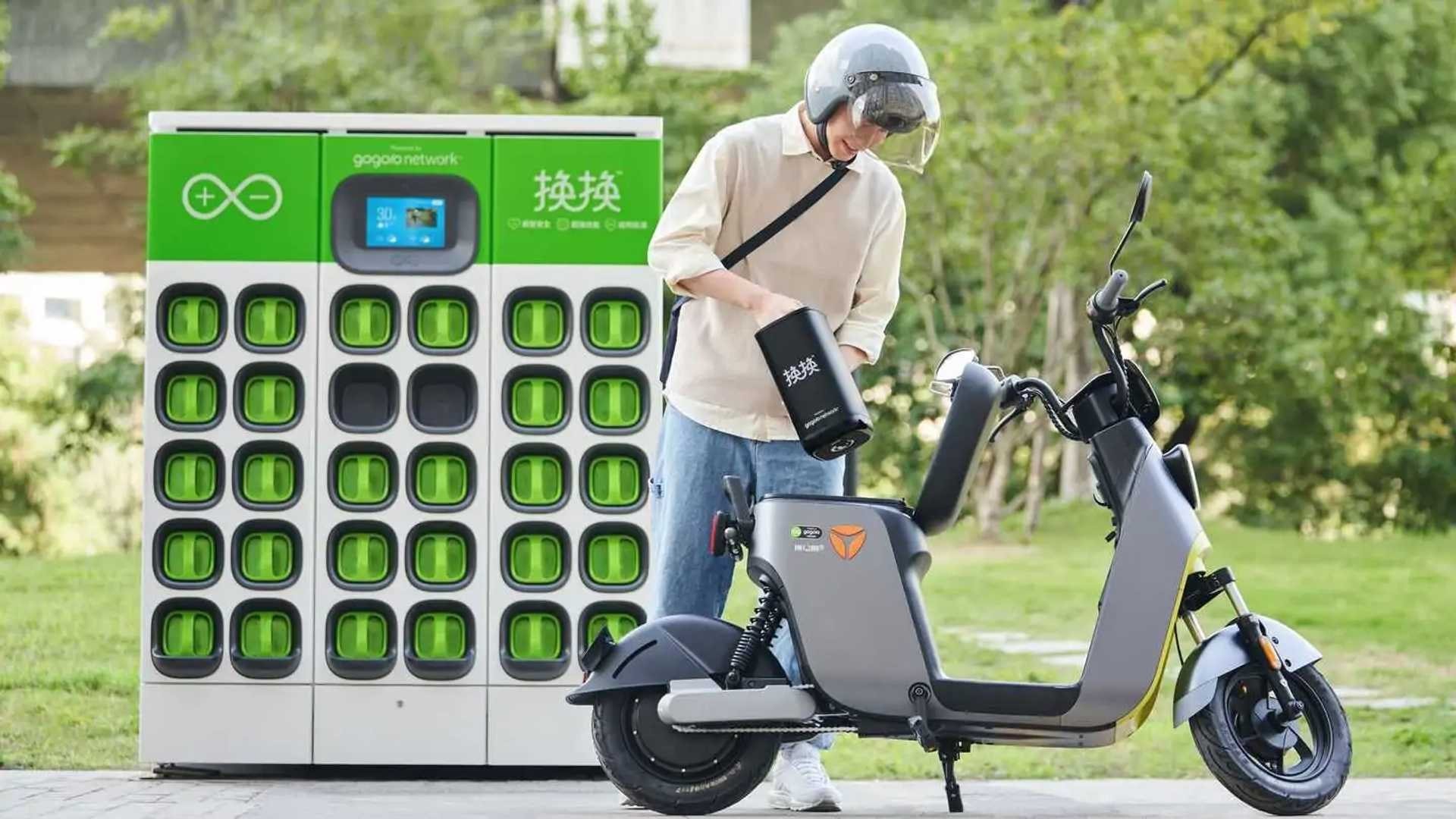 gogoro-go-station-battery-into-scoot-alternate.jpg