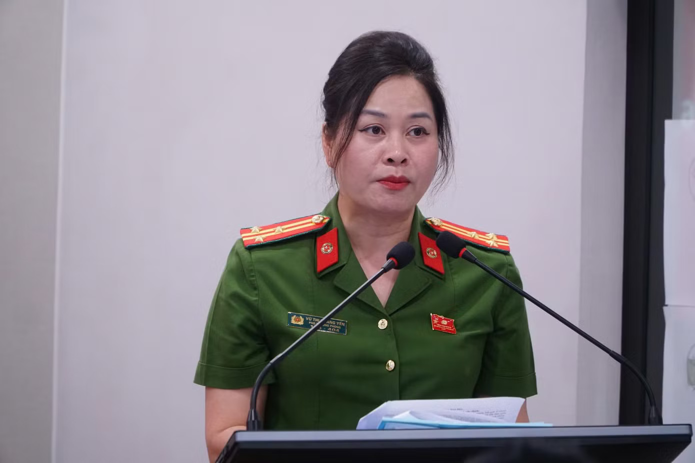 Thượng tá Vũ Thị Hoàng Yến - Phó Trưởng Phòng Cảnh sát Kinh tế Công an TP Hà Nội thông tin tại họp báo 300 tấn lợn bệnh tiêu thụ tại 26 trường tiểu học ở Hà Nội và các tỉnh lân cận - Ảnh 1.