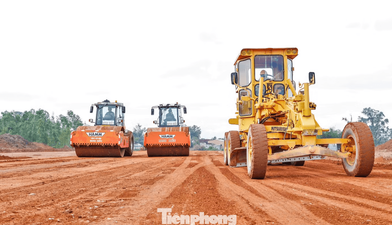 Kiểm tra cao tốc gần 44.000 tỷ băng qua 2 con đèo hiểm trở chạy dọc tỉnh lớn thứ 2 Việt Nam, lãnh đạo tỉnh chỉ đạo nóng ngay tại công trường- Ảnh 2. Kiểm tra cao tốc gần 44.000 tỷ băng qua 2 con đèo hiểm trở chạy dọc tỉnh lớn thứ 2 Việt Nam, lãnh đạo tỉnh chỉ đạo nóng ngay tại công trường- Ảnh 2.