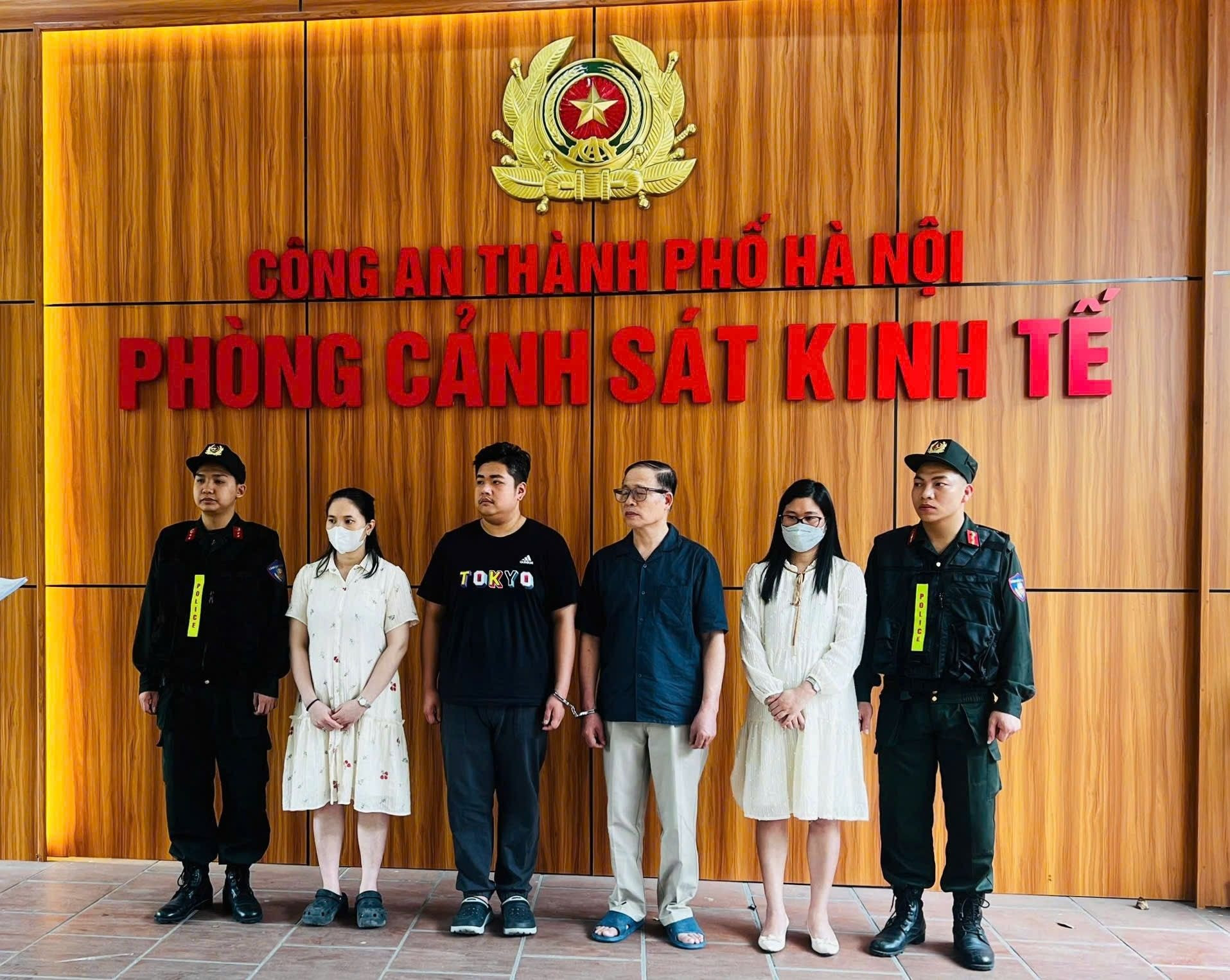 Công an thu giữ hàng chục tỷ tiền mặt, 7 sổ đỏ, nhiều kim loại màu vàng trong vụ án Bảo Tín Minh Châu - Ảnh 1.