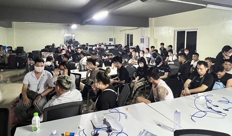 Khám xét một trung tâm du lịch ven biển, bắt 121 người đa quốc gia, thu giữ 123 máy tính và 132 điện thoại di động - Ảnh 1.