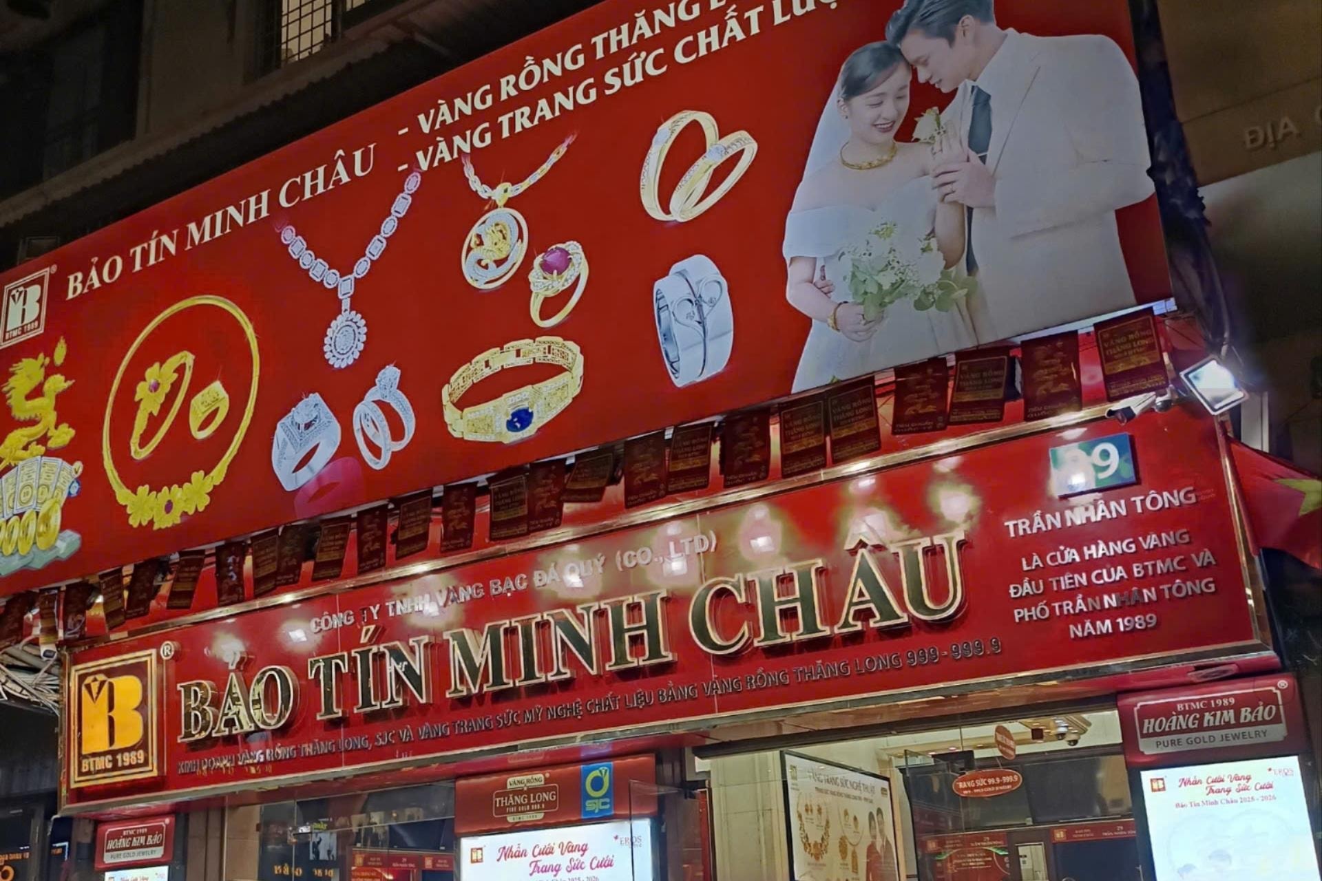 Công an tiếp tục xuất hiện ở cửa hàng Bảo Tín Minh Châu