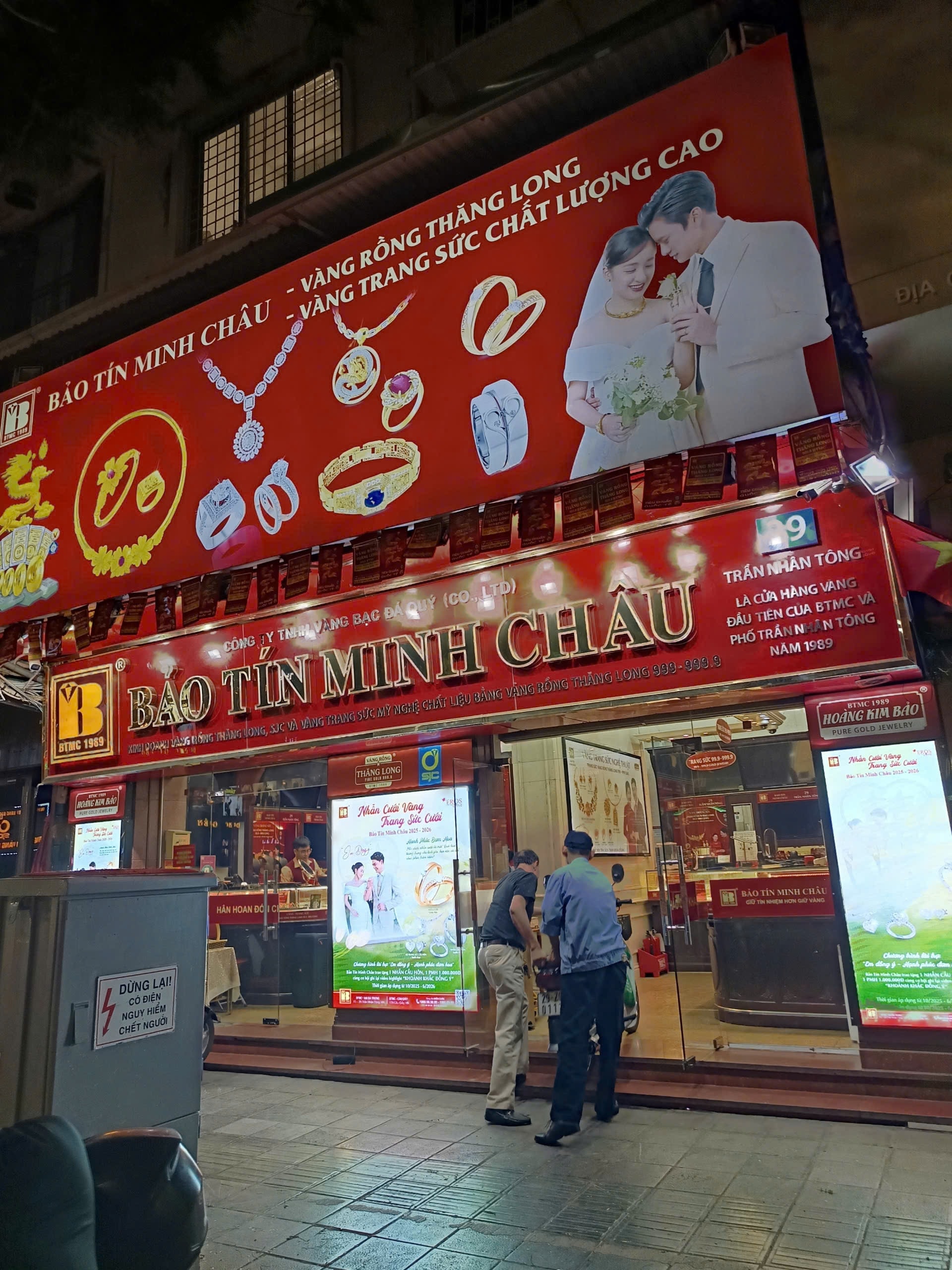 Công an tiếp tục xuất hiện ở cửa hàng Bảo Tín Minh Châu - Ảnh 2.