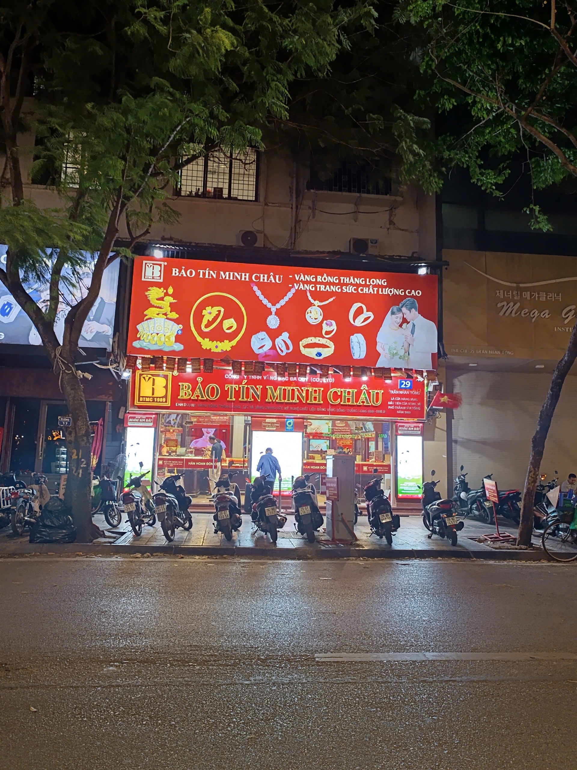 Công an tiếp tục xuất hiện ở cửa hàng Bảo Tín Minh Châu - Ảnh 3.