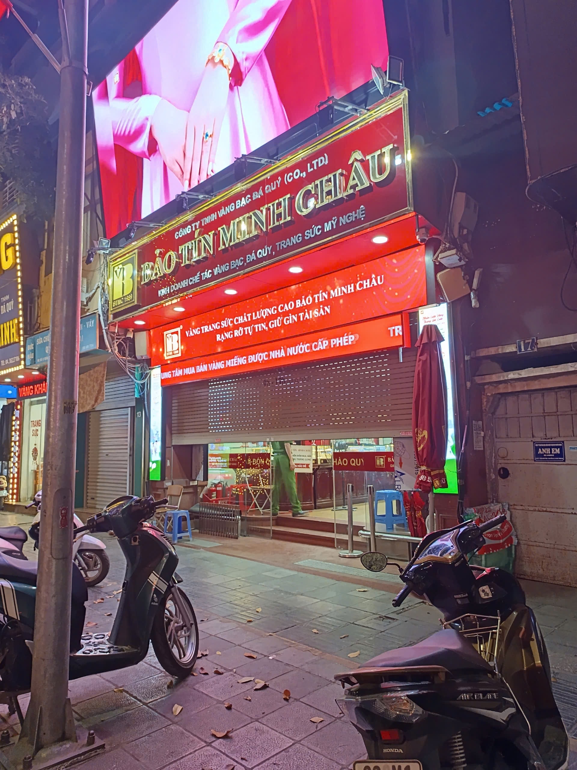 Công an tiếp tục xuất hiện ở cửa hàng Bảo Tín Minh Châu - Ảnh 1.