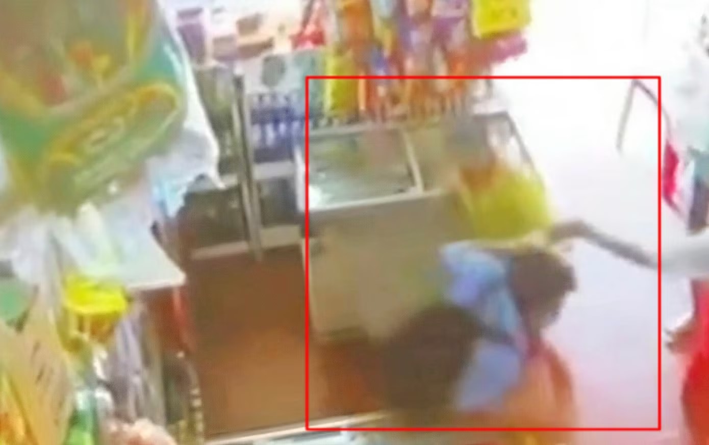 Xác minh thông tin nam sinh lớp 7 bị người đàn ông đánh tới tấp tại tiệm tạp hóa - Ảnh 2.