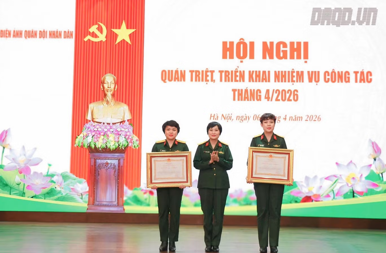 Đạo diễn ‘Mưa đỏ’ nhận vinh dự đặc biệt