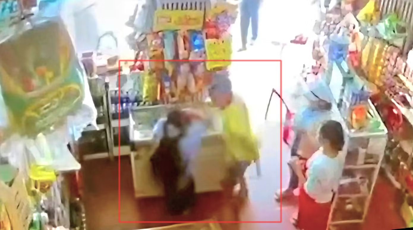 Xác minh thông tin nam sinh lớp 7 bị người đàn ông đánh tới tấp tại tiệm tạp hóa - Ảnh 1.