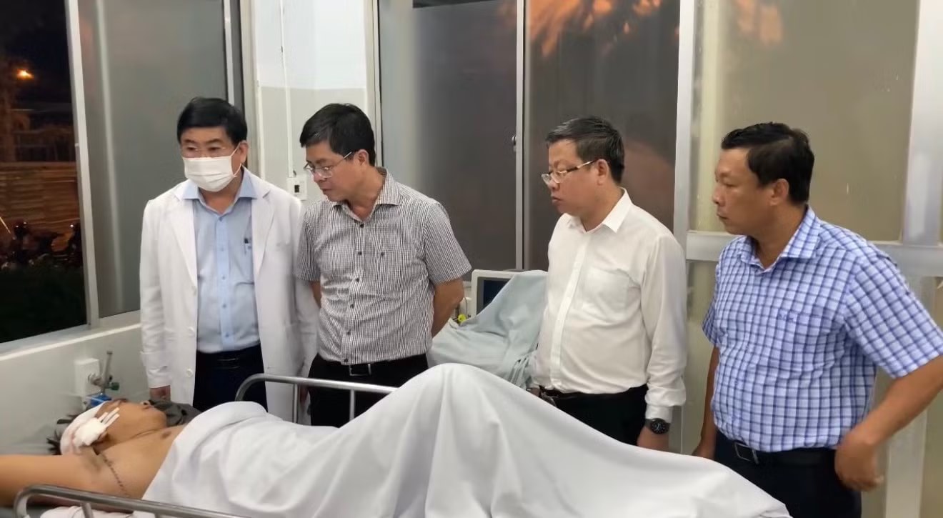 Tin mới về tình hình sức khỏe các nạn nhân vụ xe khách lao xuống vực ở Lâm Đồng - Ảnh 1.