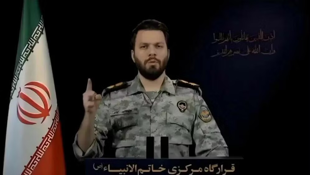 Ông Ebrahim Zolfaqari, người phát ngôn Bộ Chỉ huy Trung tâm Khatam al-Anbiya. Iran khẳng định lời đe doạ của Tổng thống Mỹ là ‘ảo tưởng và vô căn cứ’ - Ảnh 1.