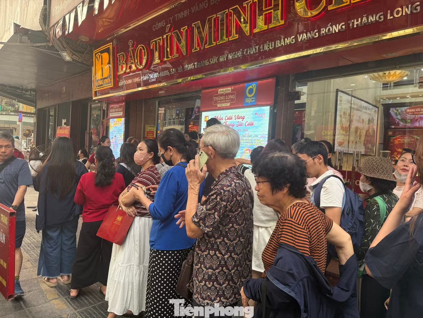 Cửa hàng Bảo Tín Minh Châu tấp nập khách mua vàng - Ảnh 1.