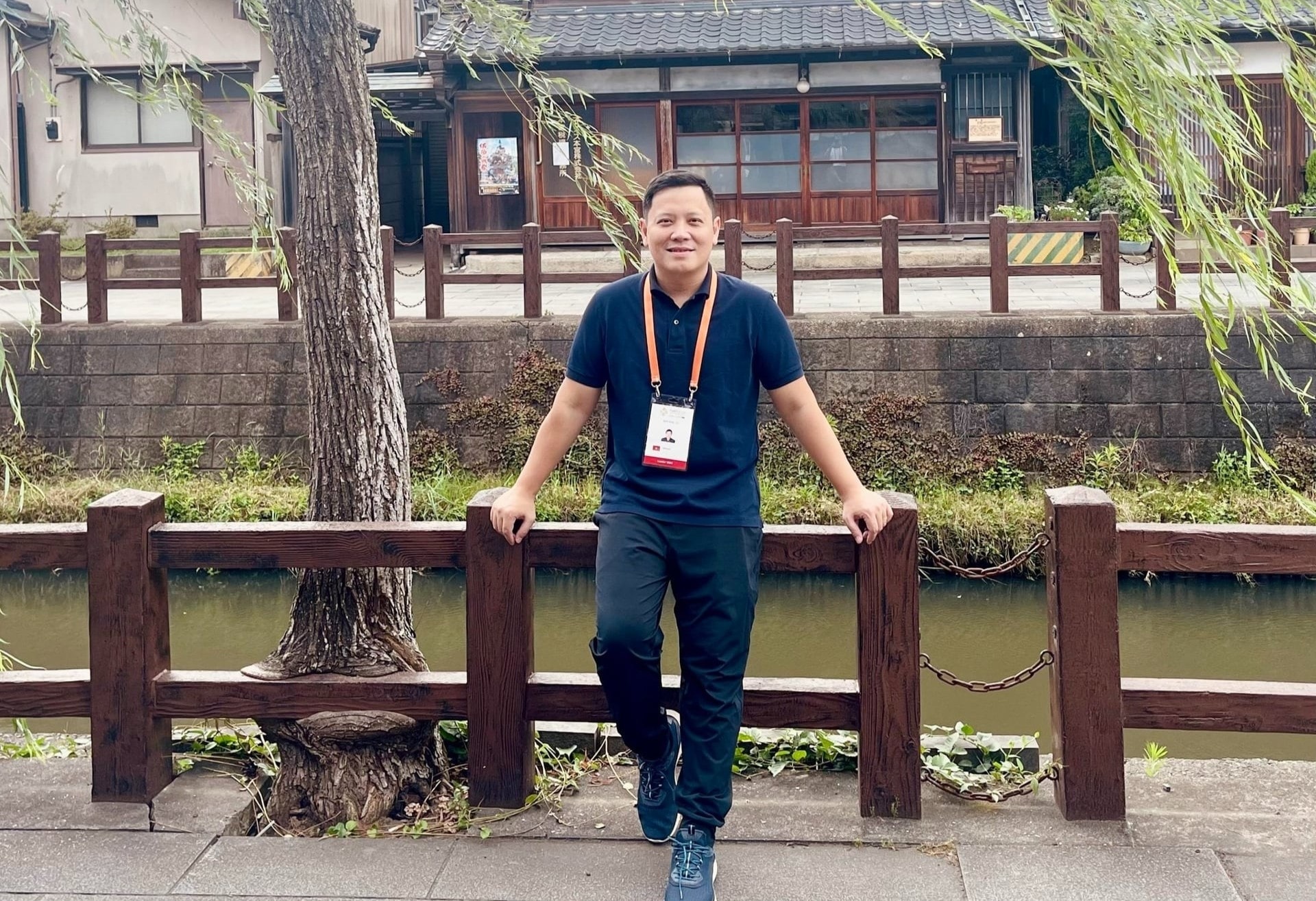 Từ trải nghiệm của bản thân, ông Vinh cho rằng khi con bước vào giai đoạn học đại học sẽ phù hợp nhất để đi du học. Á