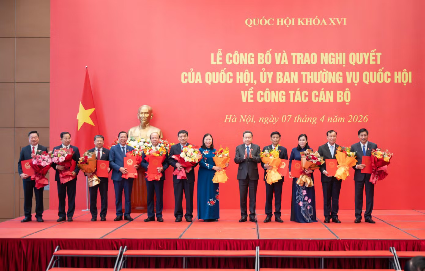 Chủ tịch Quốc hội Trần Thanh Mẫn trao Nghị quyết và tặng hoa chúc mừng các nhân sự được Quốc hội bầu. Ảnh: Phạm Thắng Chủ tịch Quốc hội trao các nghị quyết về công tác cán bộ - Ảnh 2.