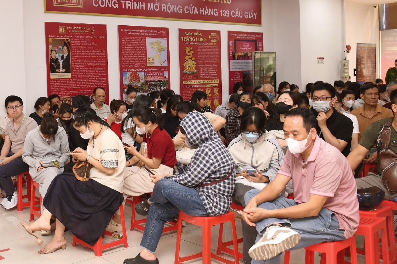 Cửa hàng Bảo Tín Minh Châu tấp nập khách mua vàng - Ảnh 4.