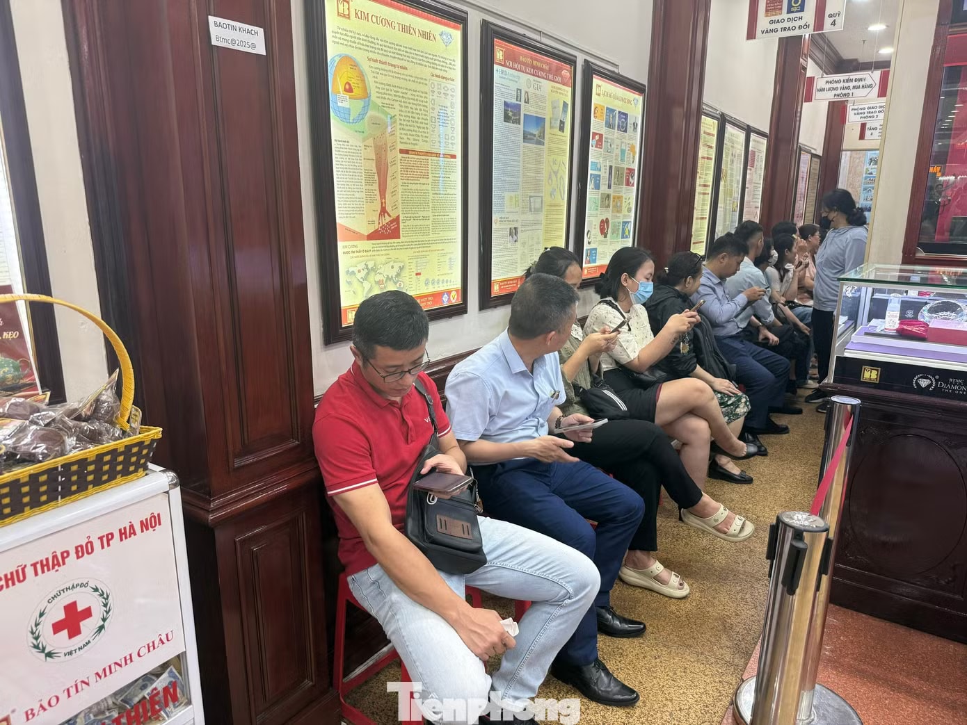 Cửa hàng Bảo Tín Minh Châu tấp nập khách mua vàng - Ảnh 2.