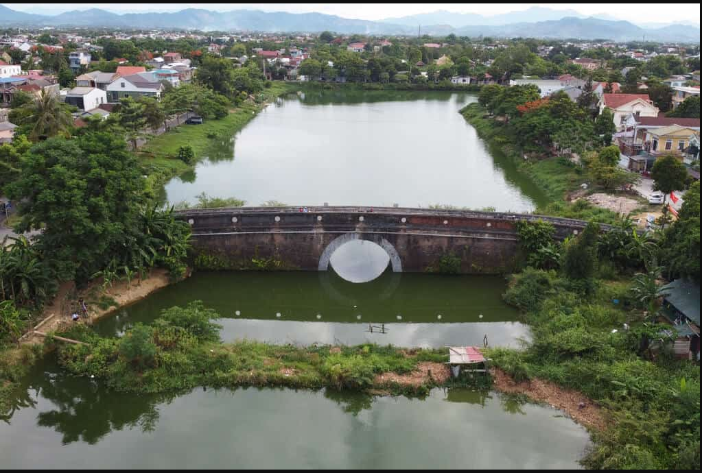 Huy động 6.000 nhân công nạo vét hàng nghìn khối đất đá, tạo nên dòng sông bán nhân tạo cổ xưa bậc nhất Việt Nam, chảy trong lòng Di sản thế giới kỳ vĩ được UNESCO công nhận