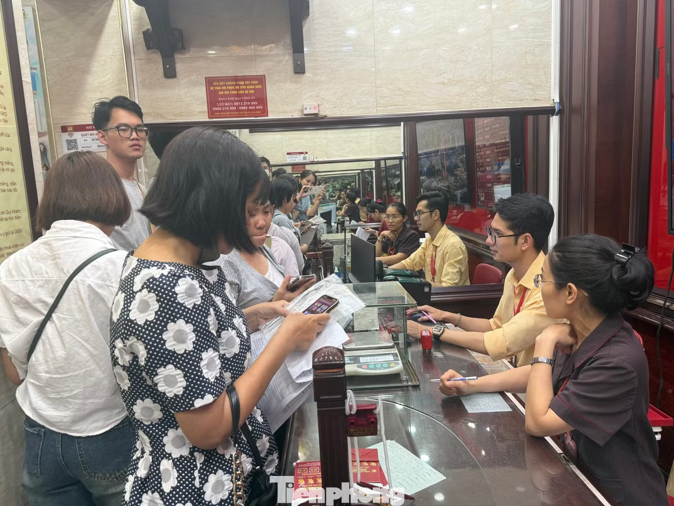 Cửa hàng Bảo Tín Minh Châu tấp nập khách mua vàng - Ảnh 3.